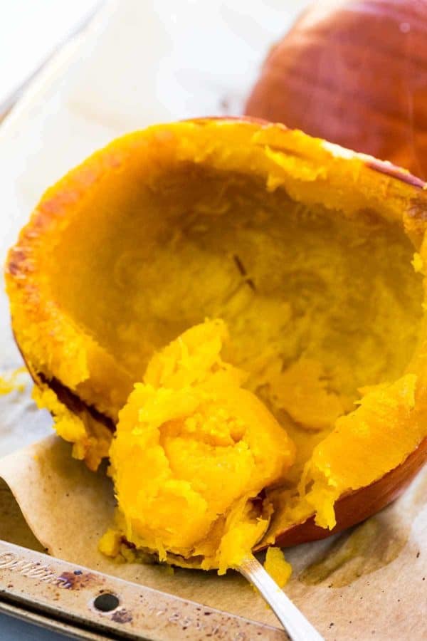 用银勺去烤南瓜的果肉