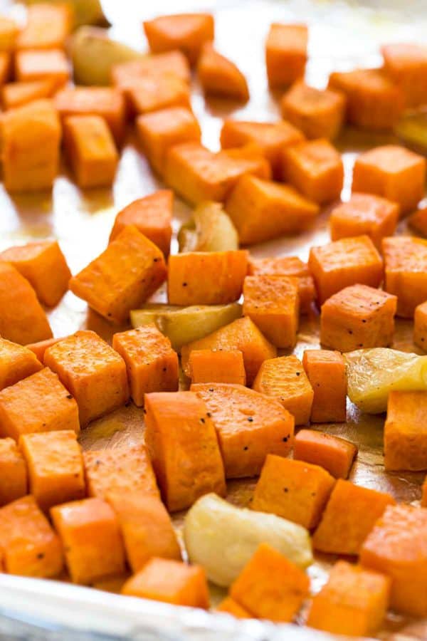 把红薯丁和大蒜片放在平底锅上