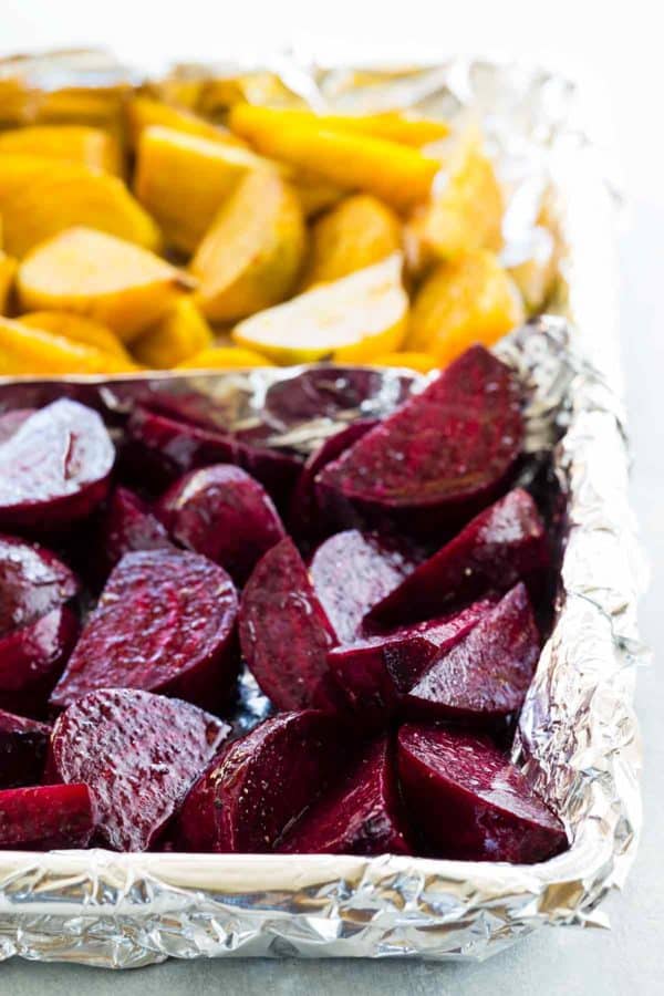 平底锅里放着用盐腌过的红色和金色甜菜