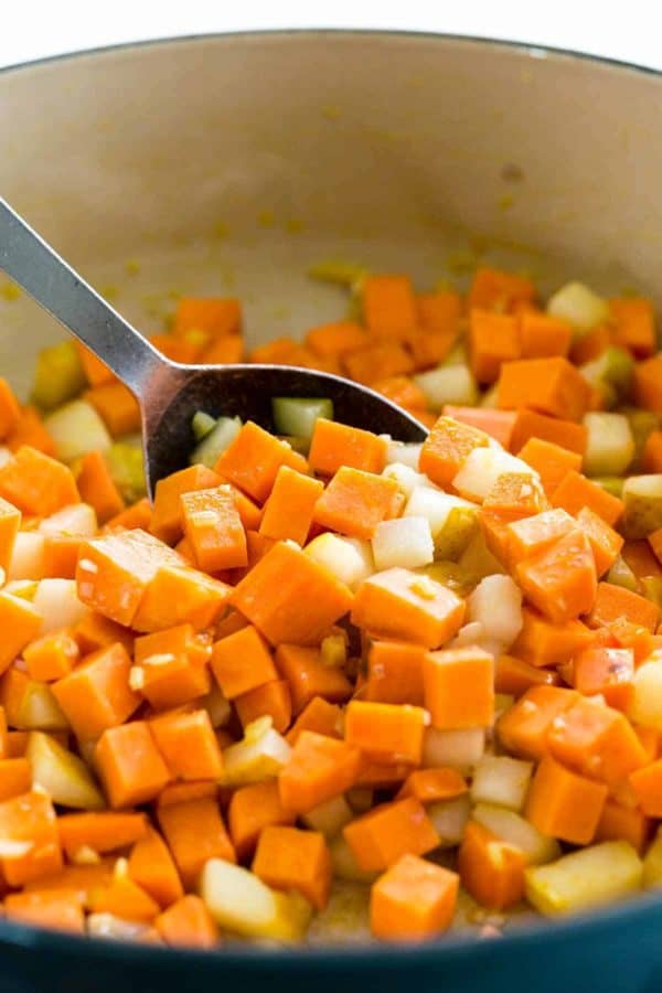 Sautéing用植物油浸泡的蒜末、生姜和柠檬草
