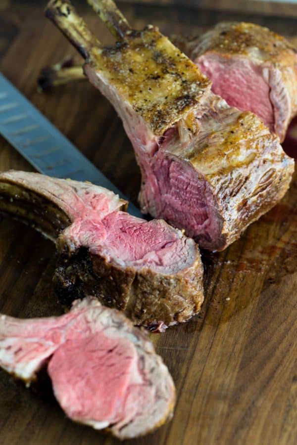 木制砧板正在分解羊排