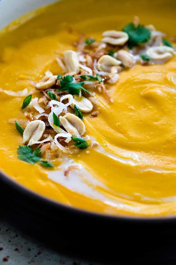 花生和椰子屑点缀在汤上