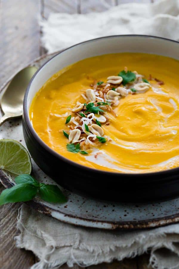 泰国椰子汤用大胆,异国情调的口味!这个食谱使用甜蜜的土豆和梨在最喜欢的亚洲菜肴上进行轻盈和健康的扭曲。