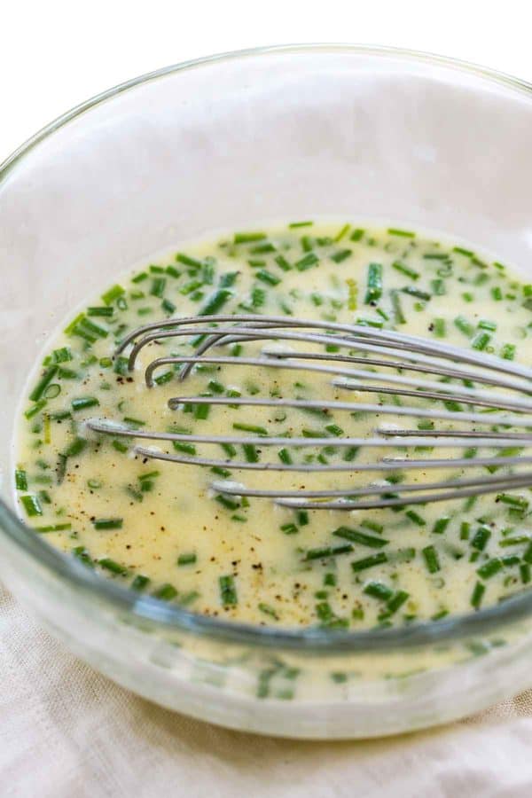 搅拌一碗柠檬蒜酱和葱花