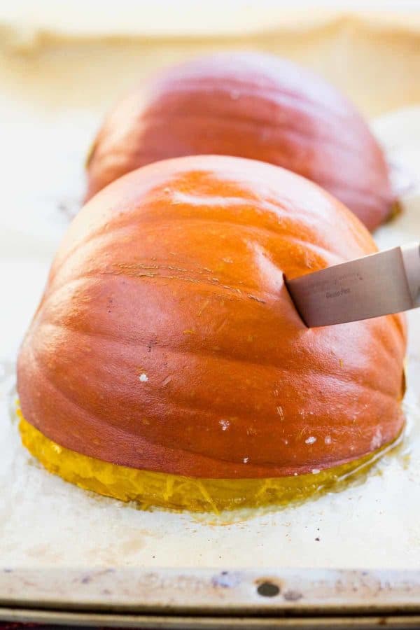 南瓜在烤箱里烤好后,放在烤盘上,切成两半