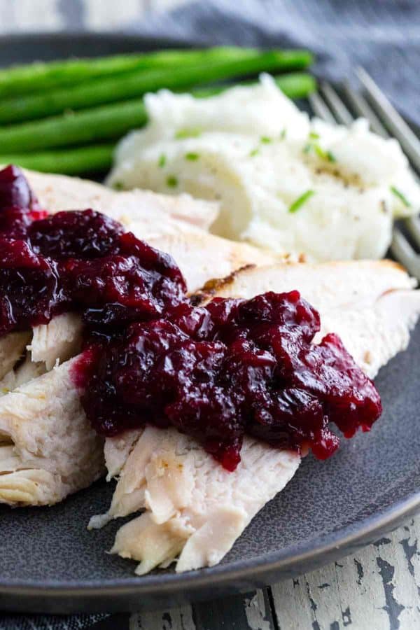放在白肉鸡上的带有蔓越莓酱的餐盘