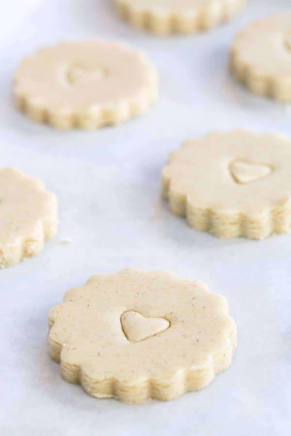 在烘烤前,将酥饼放在烤盘纸上