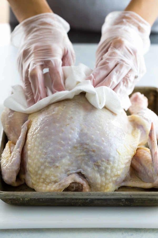 手在平底锅上晾干鸡肉