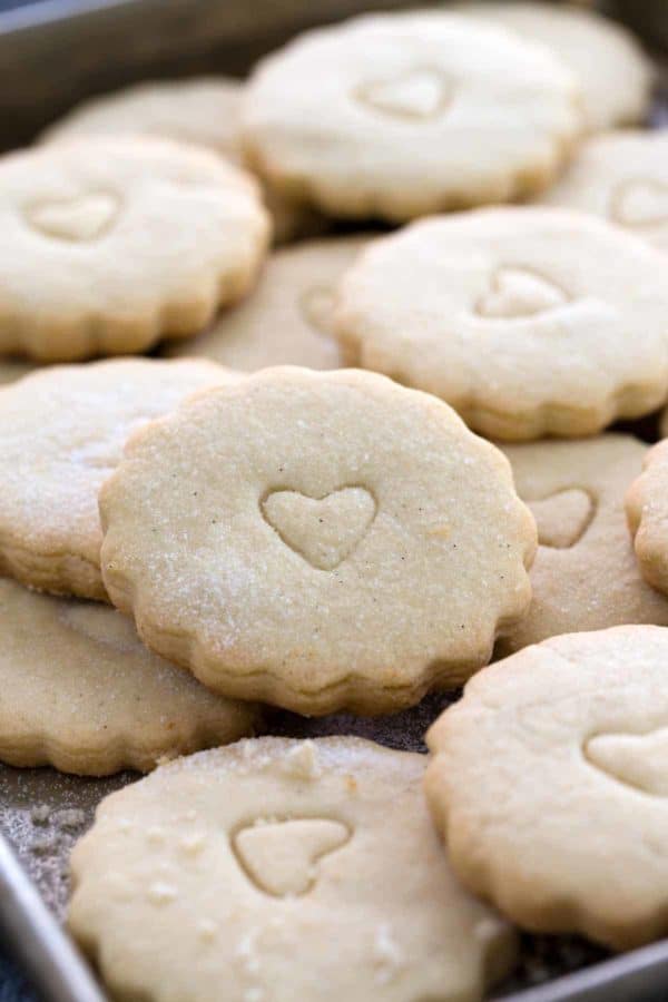 烤盘里放满了酥饼,中间印上心形图案