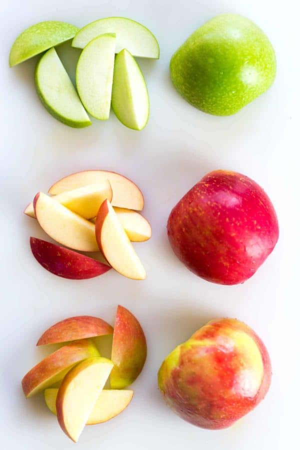 在白色切板,奶奶史密斯,富士和蜜菌体的三个苹果品种