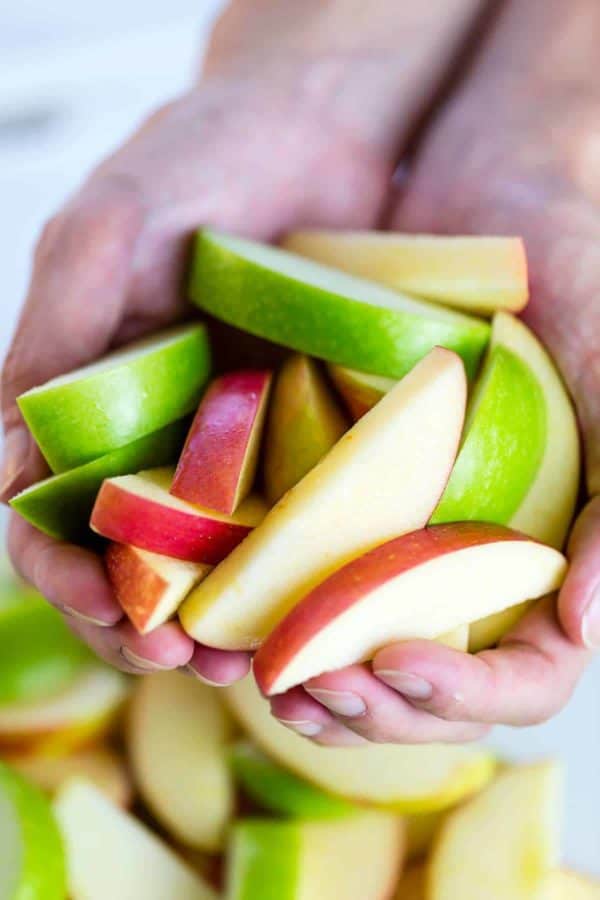 手拿着切好的苹果,用于烹饪