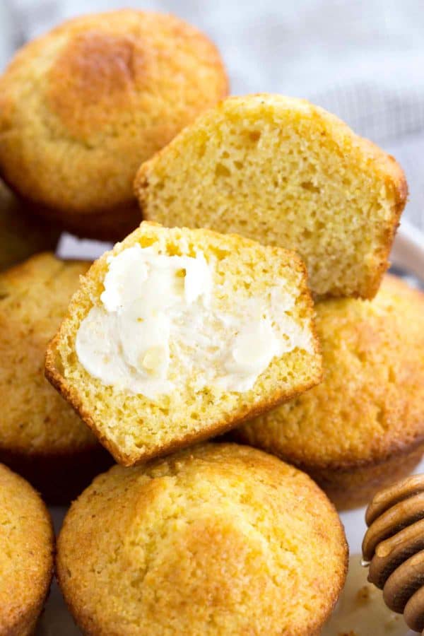 玉米面包松饼用黄油涂抹在一半