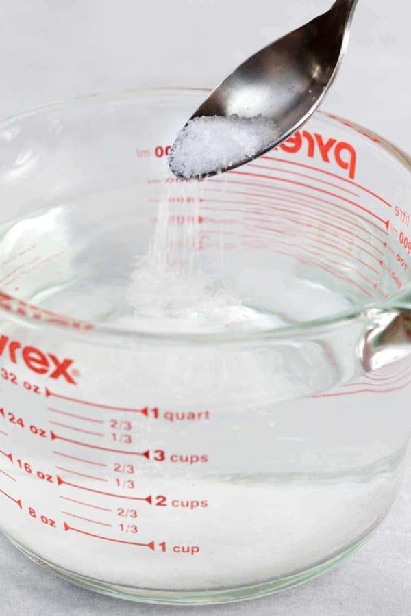 勺子加盐到一个测量的杯水