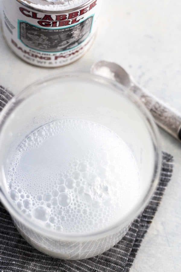 在用水混合烘烤后在杯子中形成的气泡