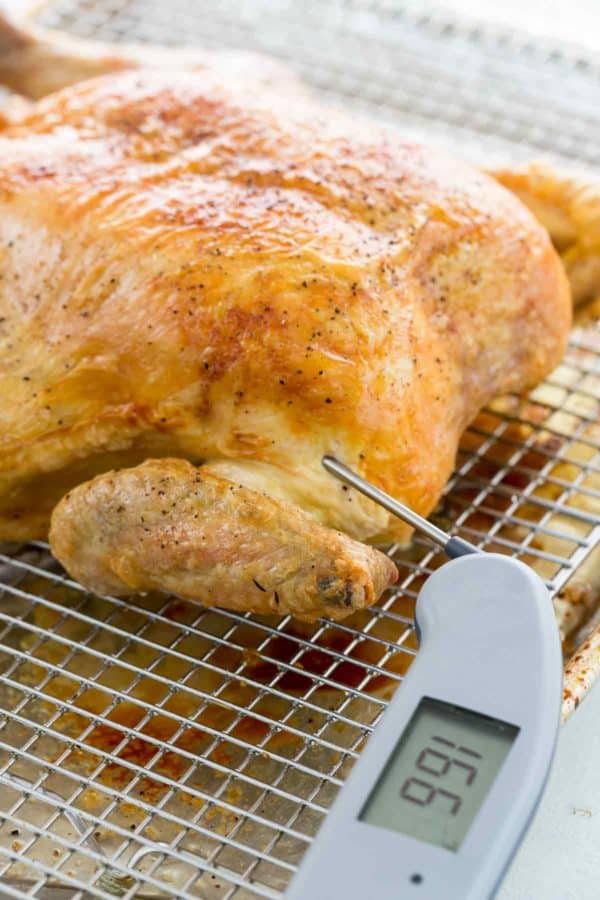 用肉温度计检查鸡的内部温度