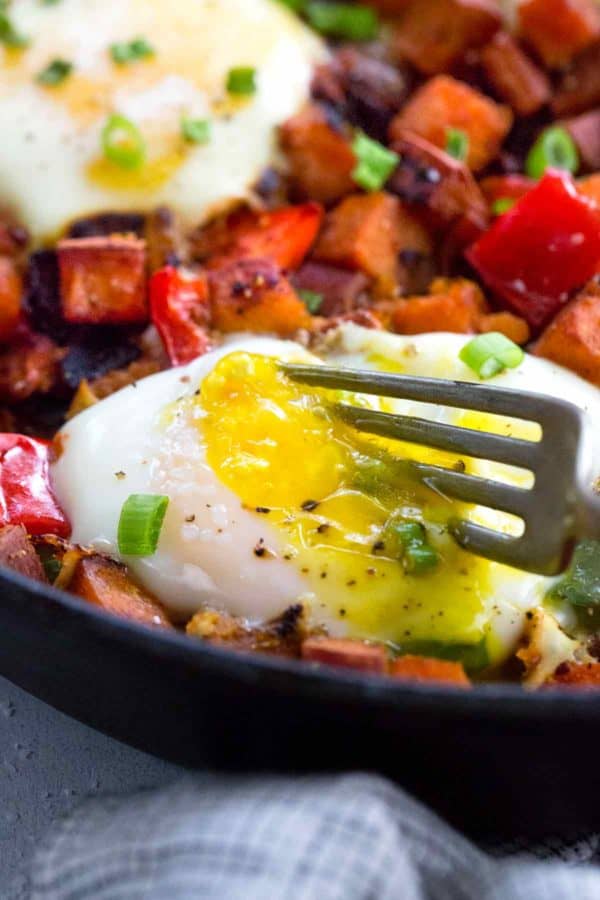 用叉子敲开平底锅里的溏心蛋