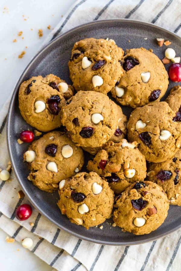 无麸质柿饼饼干用蔓越莓,白色巧克力芯片和杏仁。对于那些有麸质敏感性的人来说,对每个人来说都是美味的。