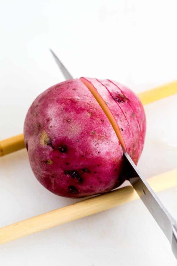 使用筷子技术切割哈斯莱克土豆