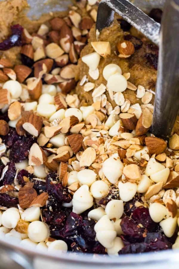 曲奇饼面团成分组合在混合器中