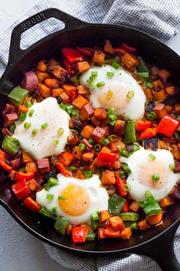 健康的红薯蛋碎是一种简单的早餐,用一个平底锅做。