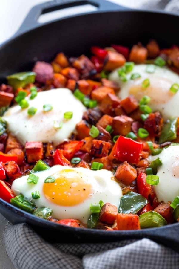 煎锅配红薯泥和烤鸡蛋