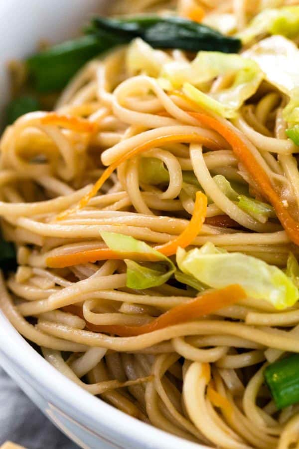 关闭Chow Mein面条照片与红萝卜和圆白菜片断