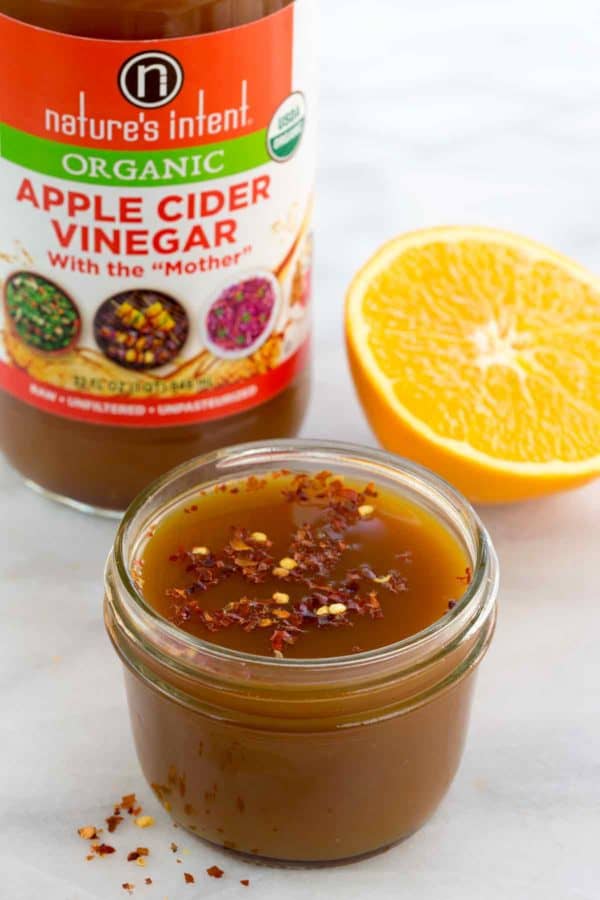 在一个小玻璃瓶子的苹果汁醋