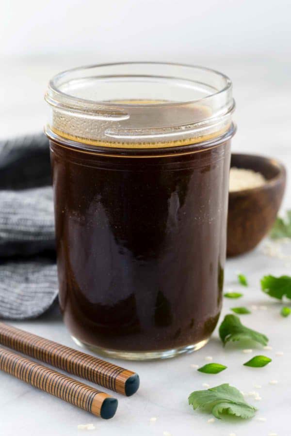 一个装有中国炒菜酱的玻璃罐的侧面轮廓