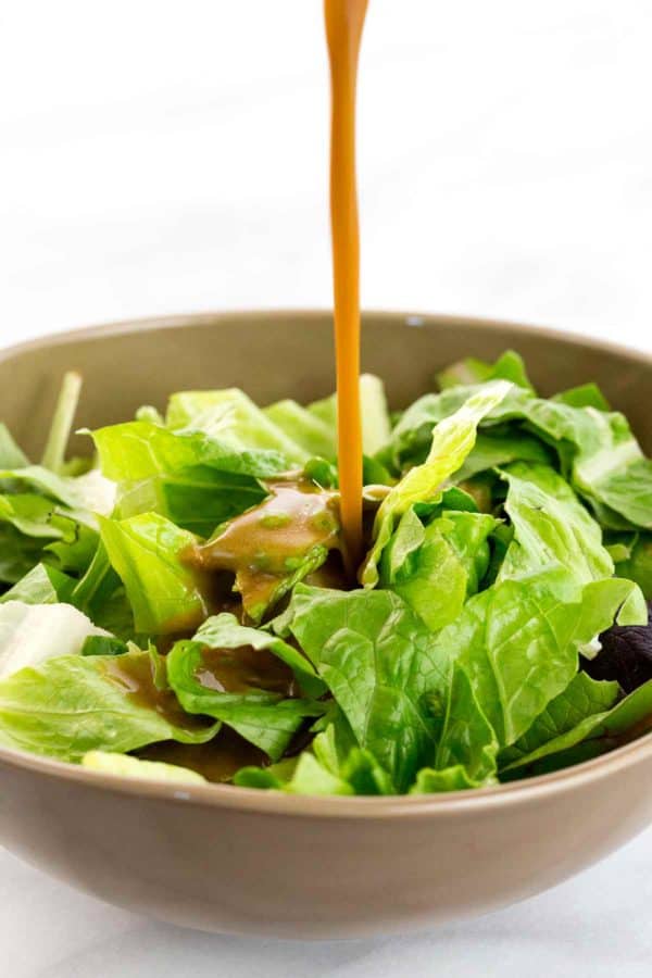 把调味汁倒在蔬菜沙拉上