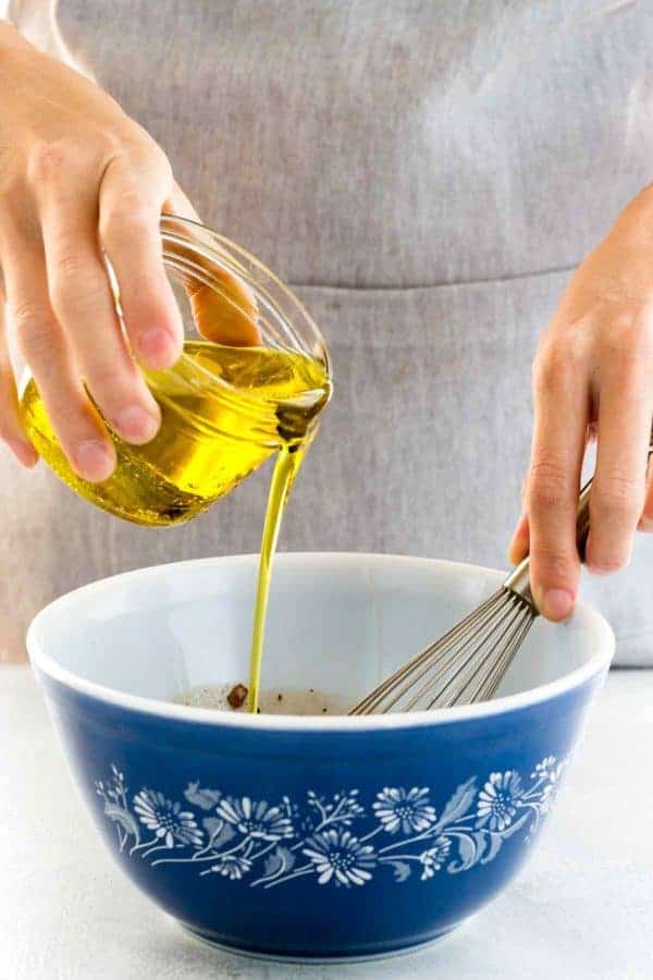 用手将油倒入搅拌碗中