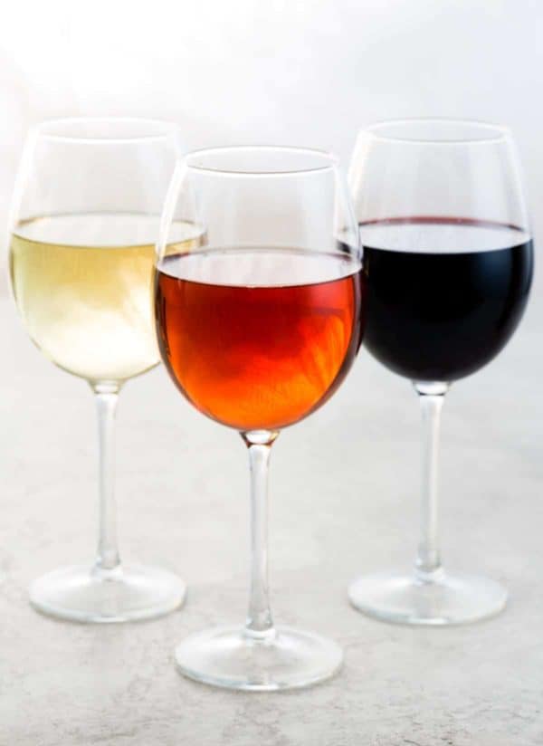 三杯葡萄酒,均为不同的颜色。白色,玫瑰和红色