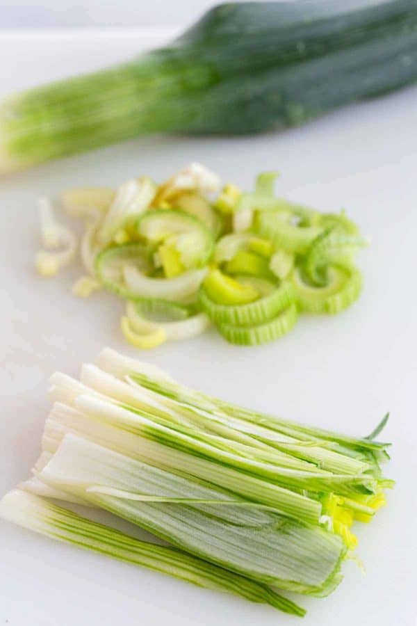 整个韭菜和切片韭菜在砧板上