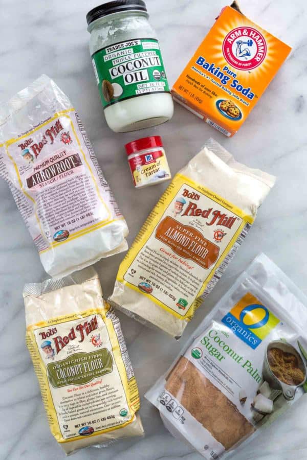 桌子上有古松饼的配料