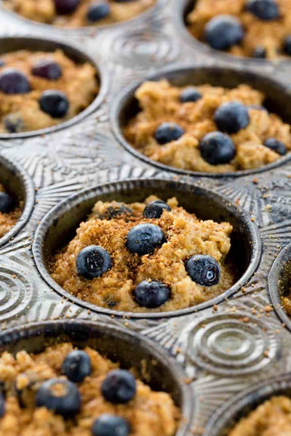 在被烘烤之前,松饼锡充满了蓝莓和击球手