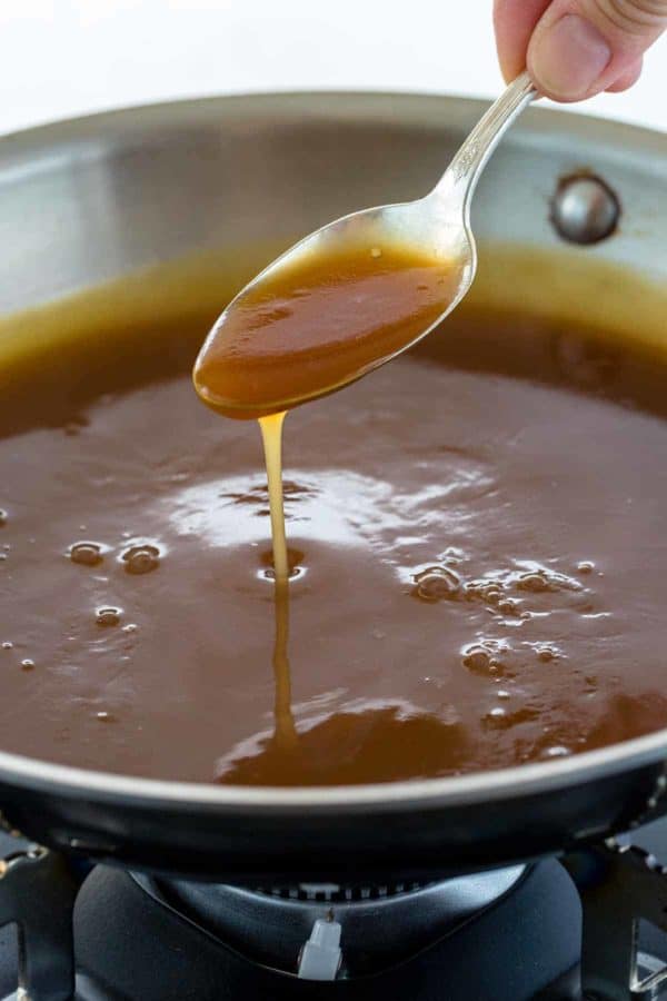 勺子测试将酱汁从锅中取出以测试其厚度