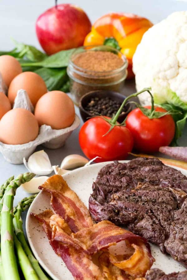 一张装满肉类和蔬菜的桌子,古老的饮食