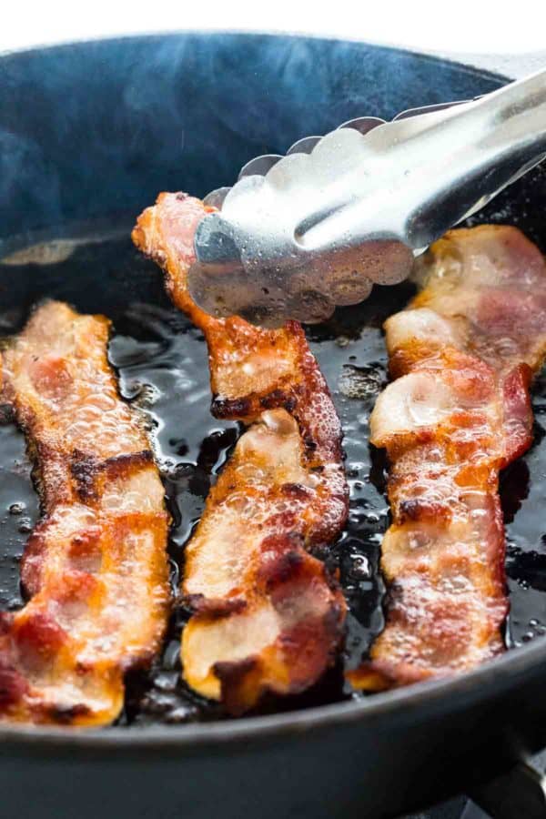 用铸铁煎锅煎三条脆培根