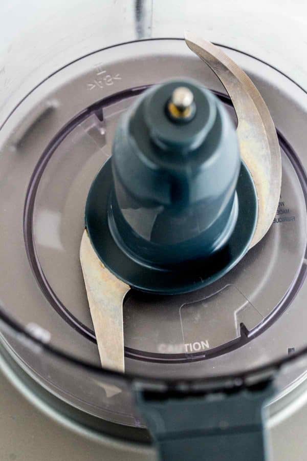 近距离照片显示了食品加工机的刀片