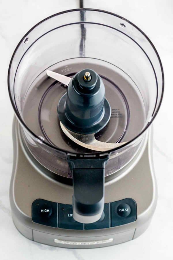 大理石台面上有一个干净的食品加工机