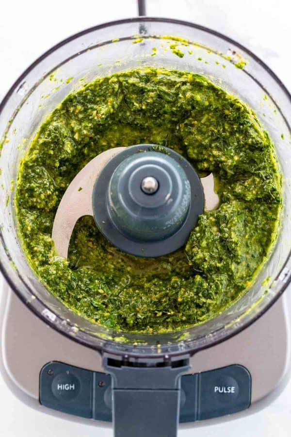 从上到下的照片看着一个开放的食品处理器杯