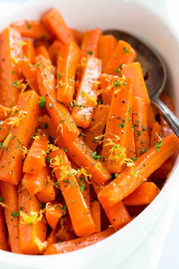 上面放着调味料和柠檬皮的胡萝卜