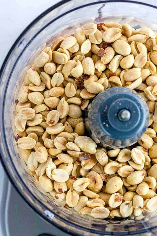 食品加工机里的烤花生照片