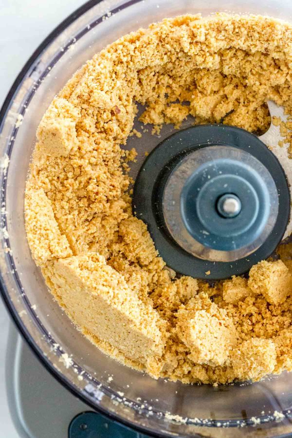 脉冲后在食品加工机里烤花生的照片