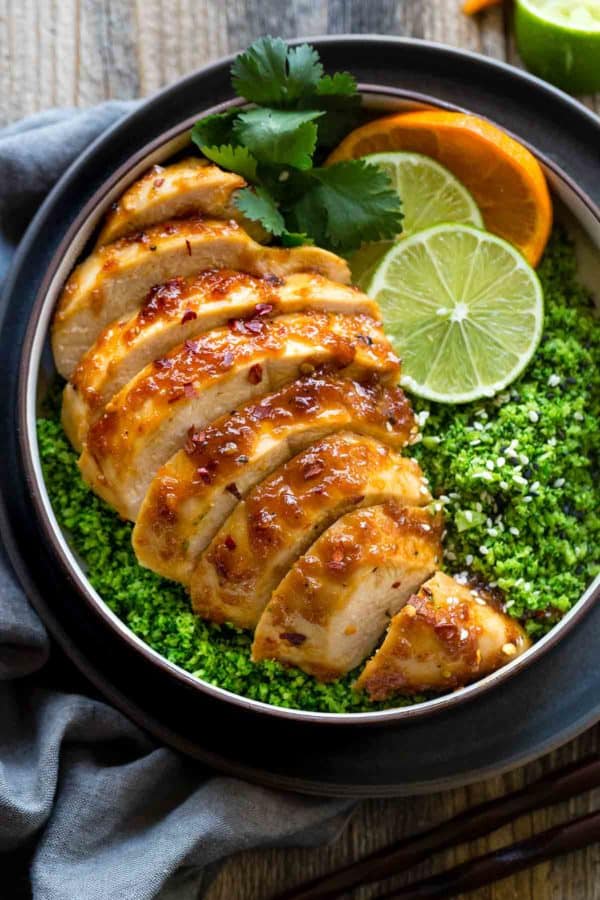 一碗橙鸡片配花椰菜饭