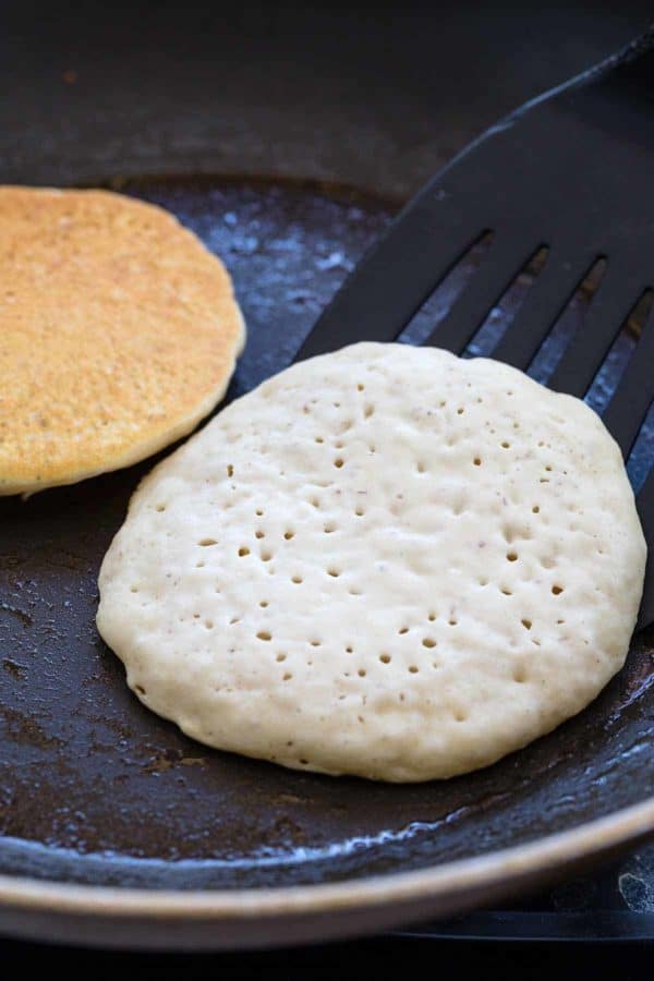 翻转在煎锅的薄煎饼的铲