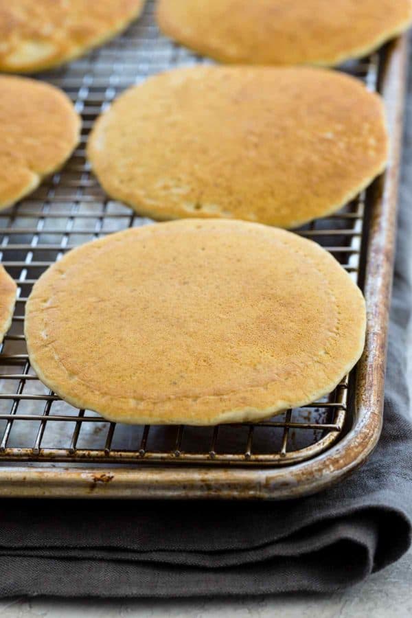 素食薄煎饼排成一条线冷却架