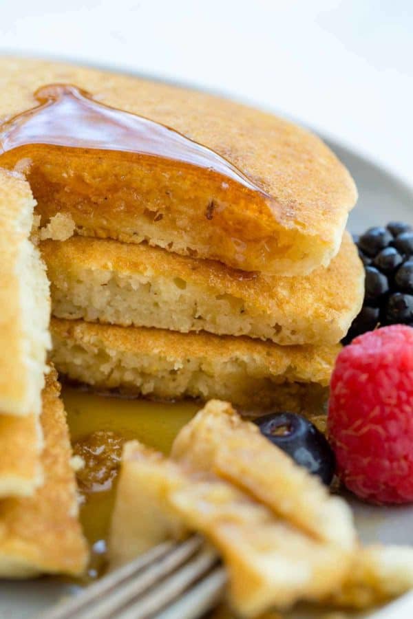 一堆煎饼的侧面照片,其中一片被拿出来了