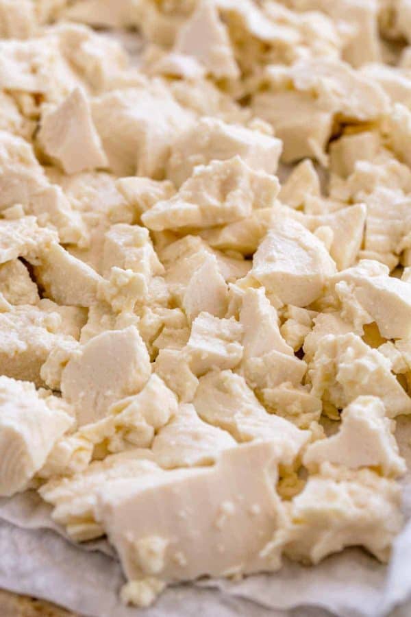 干豆腐放在铺有纸巾的烤纸上