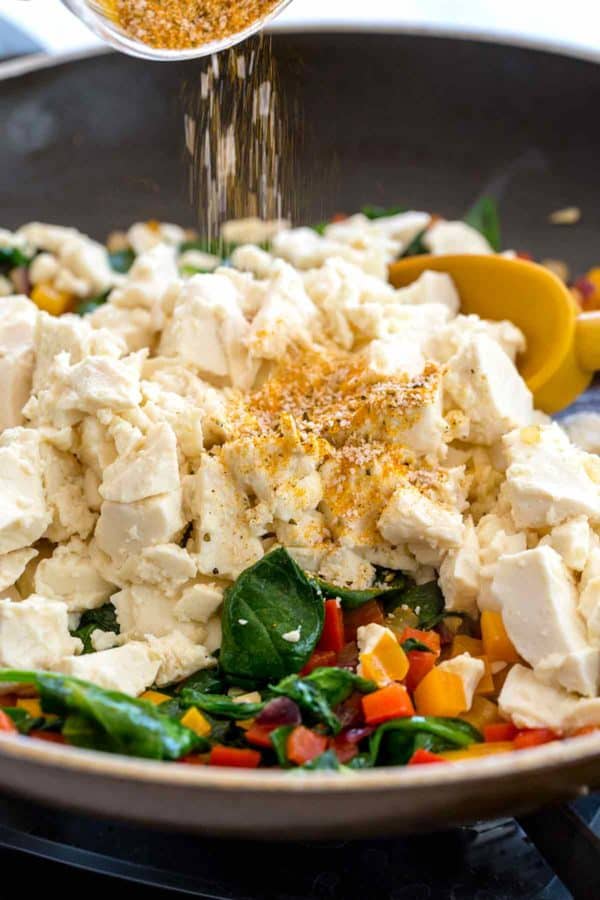 豆腐上撒姜黄调味料