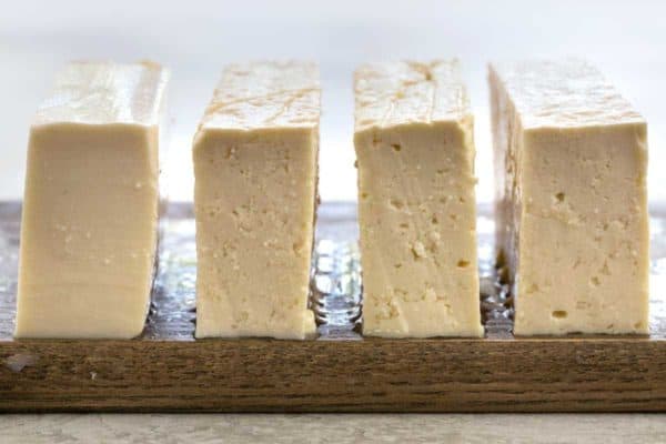 一块豆腐切成砧板上的四块碎片